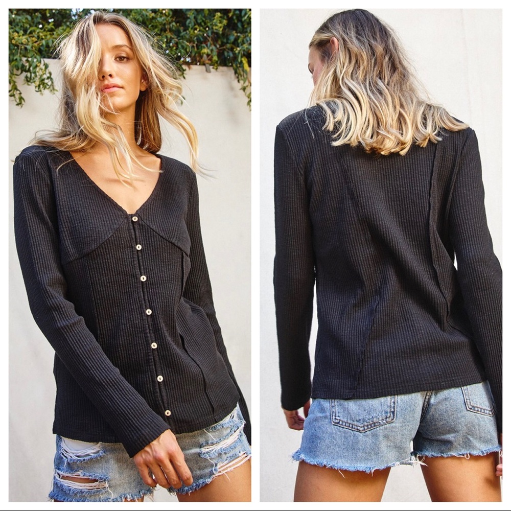 Fall Must Perfect Front loop button ribbed top - Picture 3 of 7